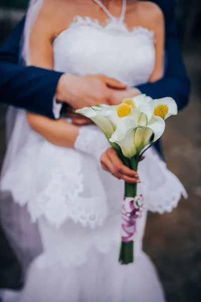 Novia y novio celebrando ramo de boda juntos, al aire libre Imagen De Stock