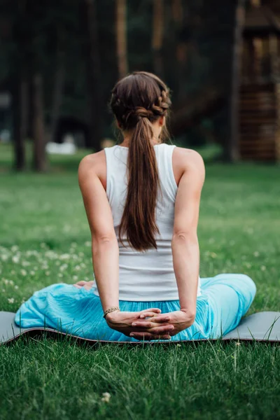 Hamile yoga orman arka plan üzerinde lotus olarak. parkta çim paspas, açık, Sağlık kadın. — Stok fotoğraf