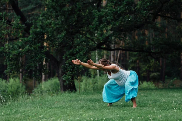 Pregnant yoga prenatal maternity doing different exercises. in the park on the grass, breathing, stretching, statics. — Stock Photo, Image