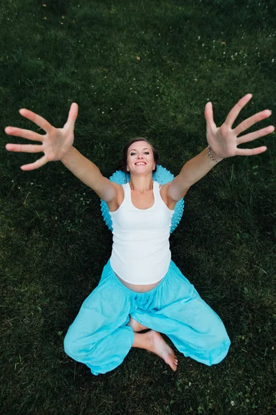 Mutlu hamile yoga doğum öncesi analık fitball ile farklı egzersizleri yapıyor. çim, Pilates parkta. Üstten Görünüm. — Stok fotoğraf
