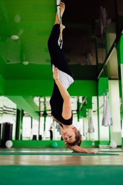 portre genç kadınlar Anti yerçekimi yoga egzersizleri yapma. Hava aero sinek fitness eğitmeni egzersiz. Beyaz hamak.