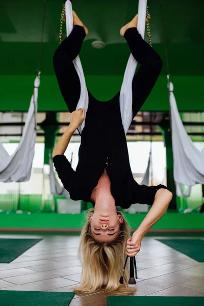 Portret artysty mekeup Ładna dziewczyna piękny naturalny z długie blond włosy. W studio, anty grawitacja fitness joga . — Zdjęcie stockowe