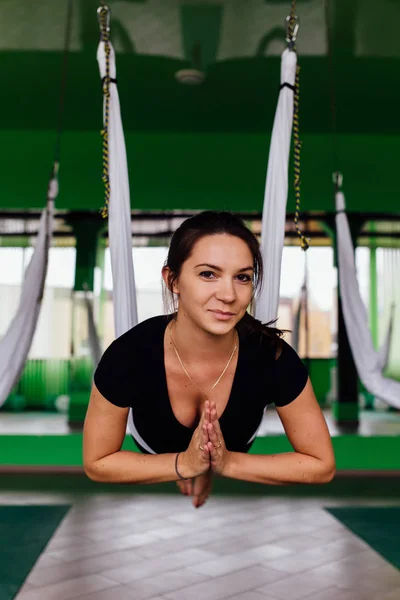 Portret młodych kobiet Dokonywanie ćwiczenia antygrawitacyjne jogi. Lotnicze aero mucha fitness trener treningu. hamaki biały. — Zdjęcie stockowe