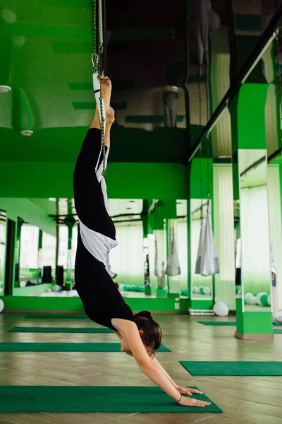 Portrét mladé ženy dělat antigravitační jóga cvičení. Letecká aero překrýt fitness trenér cvičení. bílý houpací sítě. — Stock fotografie