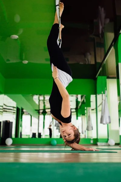 Portret młodych kobiet Dokonywanie ćwiczenia antygrawitacyjne jogi. Lotnicze aero mucha fitness trener treningu. hamaki biały. — Zdjęcie stockowe