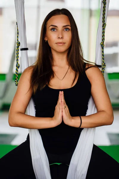 Retrato mulheres jovens fazendo exercícios de ioga antigravidade. Aeronáutica voar treino treinador de fitness. redes brancas . — Fotografia de Stock