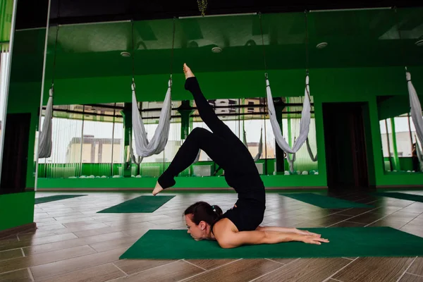 Portret młodych kobiet Dokonywanie ćwiczenia antygrawitacyjne jogi. Lotnicze aero mucha fitness trener treningu. hamaki biały. — Zdjęcie stockowe