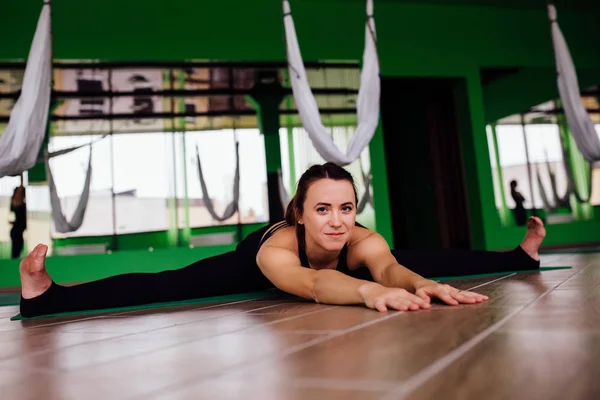 Portrét mladé ženy dělat antigravitační jóga cvičení. Letecká aero překrýt fitness trenér cvičení. bílý houpací sítě. — Stock fotografie