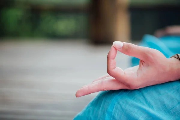 Lotus pozisyonu closeup meditasyon kadın. Eller yakın çekim. — Stok fotoğraf
