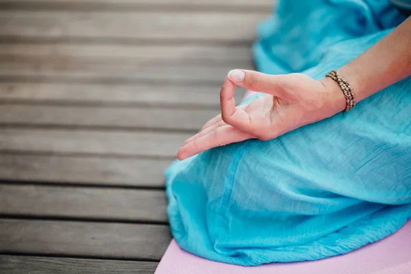 Lotus pozisyonu closeup meditasyon kadın. Eller yakın çekim. — Stok fotoğraf