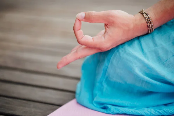 Woman meditating in the lotus position closeup. Hands close-up. — Stock Photo, Image