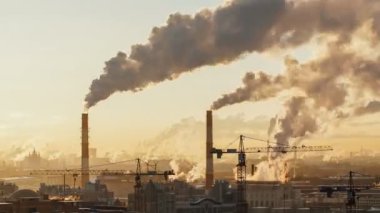 Büyük Kentsel şehir sabah. Zaman atlamalı. St. Petersburg. Borudan duman gider. İnşaat site Vinçler çalışıyoruz.