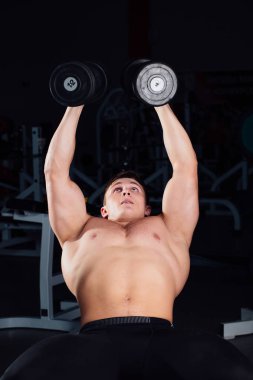 profesyonel vücut geliştirmeci egzersiz halter vasıl jimnastik salonu ile. Eğitim büyük emin kaslı adam. Motivasyon.