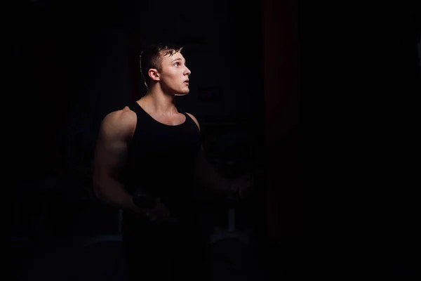 Porträtt av en muskulös ung man llooking till framtiden med hop — Stockfoto