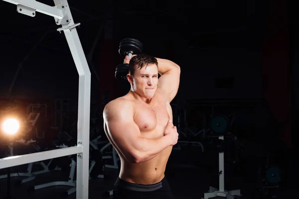 Primer plano retrato de culturista profesional Fuerte hombre yang muscular haciendo ejercicio. Entrenamiento con barra en el gimnasio. Deportes y fitness. Entrenador bombeando manos tríceps . —  Fotos de Stock