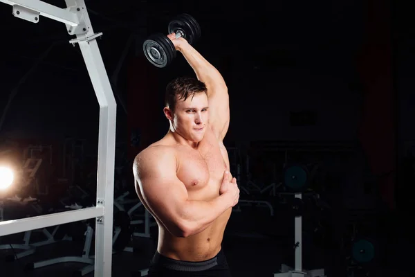 专业的健美运动员肌肉强杨人锻炼的特写肖像。与杠铃在健身房锻炼。体育和健身。培训人打气手肱三头肌. — 图库照片