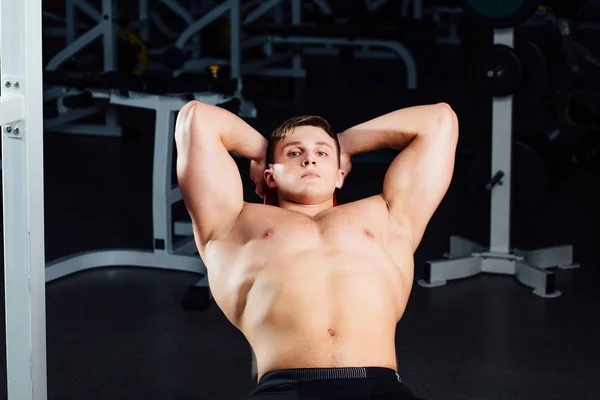 Primer plano retrato de reposo después de un duro entrenamiento culturista profesional en el gimnasio. Entrenamiento de hombre musculoso seguro  . —  Fotos de Stock