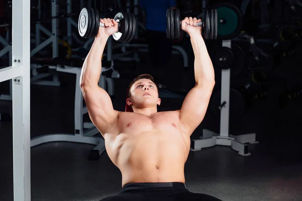 Entrenamiento profesional del culturista con la barra en el gimnasio. Entrenamiento de hombre musculoso de confianza. Motivación . — Foto de Stock