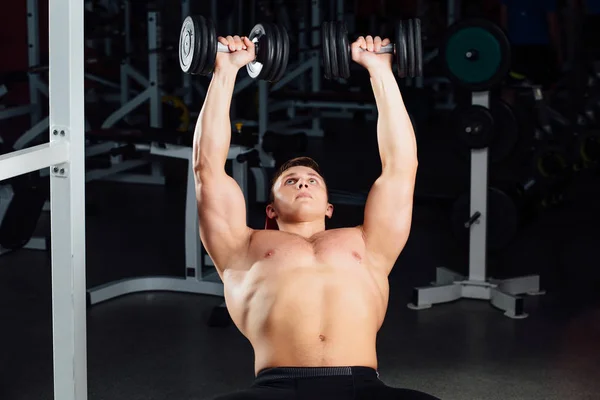 Professionele bodybuilder training met barbell op sportschool. Grote zelfverzekerde gespierde man opleiding. Motivatie. — Stockfoto