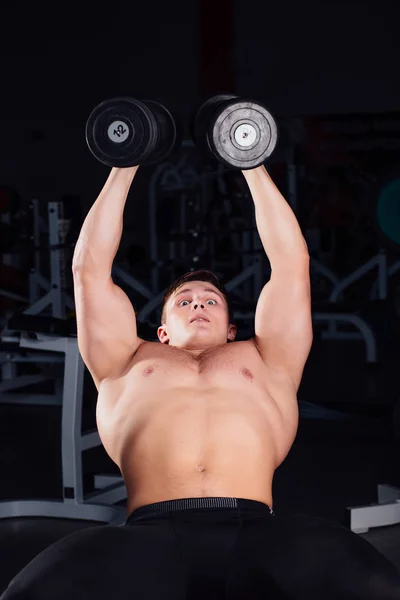 Professionell bodybuilder träning med skivstång på gymmet. Stora säker muskulös man utbildning. Motivation. — Stockfoto