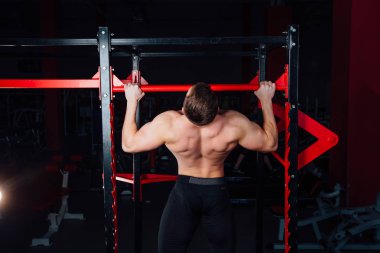 Pull ups yakışıklı sporcu spor salonunda yapan güçlü erkek. büyük emin kas eğitim.