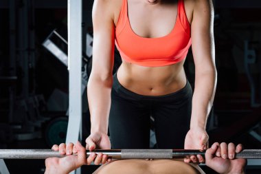 Spor, fitness, ekip çalışması, halter ve insanlar kavramı - genç kız kişisel antrenör iş adamı barbell ile