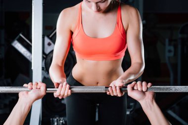 Spor, fitness, ekip çalışması, halter ve insanlar kavramı - genç kız kişisel antrenör iş adamı barbell ile