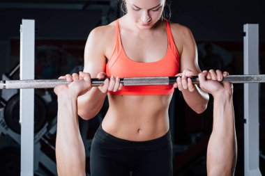 Spor, fitness, ekip çalışması, halter ve insanlar kavramı - genç kız kişisel antrenör iş adamı barbell ile