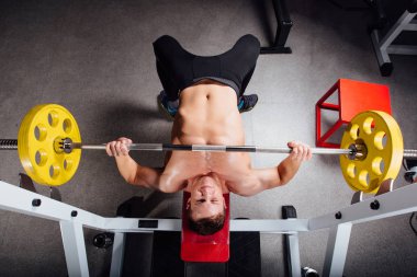 spor salonunda eğitim genç vücut geliştirmeci: göğüs - halter Incline bench press - geniş tutuş