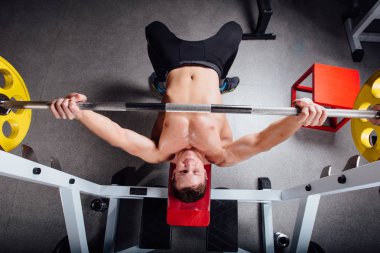 spor salonunda eğitim genç vücut geliştirmeci: göğüs - halter Incline bench press - geniş tutuş