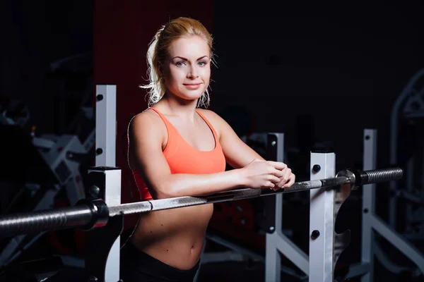 Szőke fitness lány tökéletes alakú test nyugszik edzőteremben ferde súlyzó a sport-edzés után — Stock Fotó