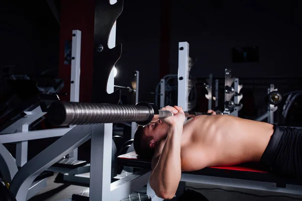 Entrenamiento de culturistas jóvenes en el gimnasio, pecho - barra inclinada press de banca — Foto de Stock