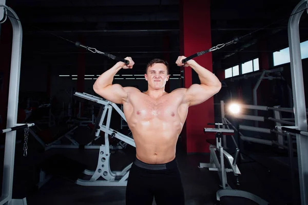 Grote sterke bodybuider zonder shirts tonen crossover oefeningen. De borstspieren en harde opleiding — Stockfoto