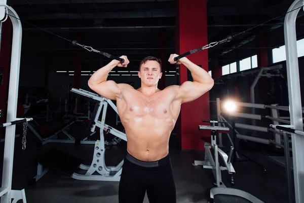 Grote sterke bodybuider zonder shirts tonen oefeningen. De borstspieren en harde opleiding — Stockfoto