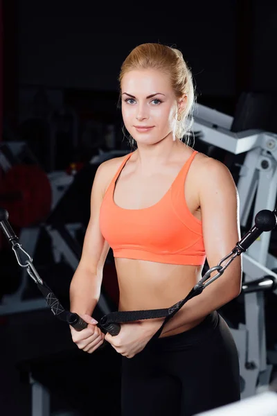 젊은 피트 니스 여성 크로스 오버 연습을 보여 줍니다. 가슴 근육을 열심히 운동 기계 케이블 체육관 훈련 — 스톡 사진