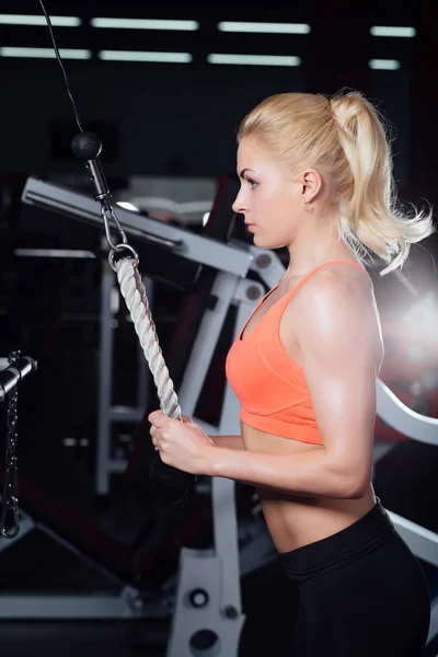 젊은 피트 니스 여성 크로스 오버 연습을 보여 줍니다. 가슴 근육을 열심히 운동 기계 케이블 체육관 훈련 — 스톡 사진