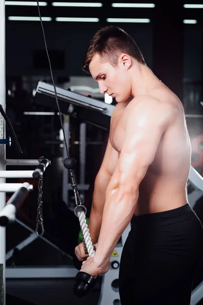 Gran bodybuider fuerte sin camisas demuestran ejercicios crossover. Los músculos pectorales y el entrenamiento duro — Foto de Stock