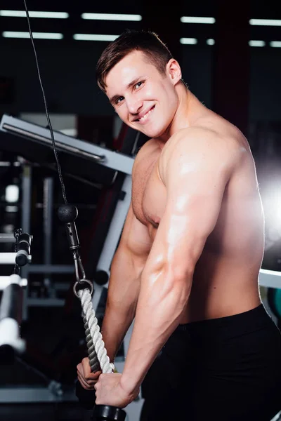 大强 bodybuider 没有衬衫示范交叉练习。胸肌和艰苦的训练 — 图库照片