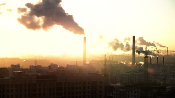都市の朝。サンクト ・ ペテルブルグ。パイプから煙が。建設サイトのクレーンが働いています。ロシア — ストック動画