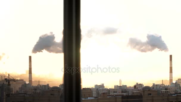 Morgen in der Stadt. St. petersburg. aus Pfeife wird Rauch. Baukräne sind im Einsatz. Russland — Stockvideo
