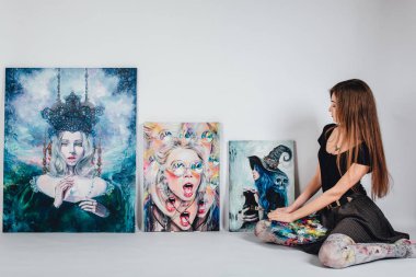 kadın sanatçı, resme beyaz arka plan üzerinde tuval. Fırçalar ve palet ile kız ressam. Sanat yaratma kavramı.