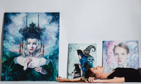 Artystka o zdjęcie na płótnie na białym tle. Dziewczyna malarz z pędzlami i palety. Koncepcja stworzenia. — Zdjęcie stockowe