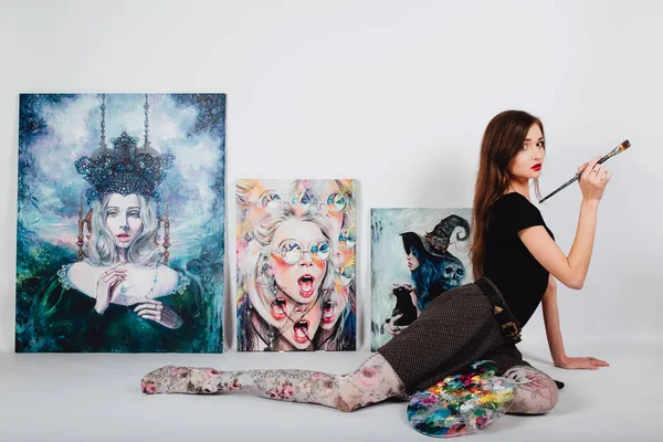 Artista femenina en Picture canvas sobre fondo blanco. Pintora con pinceles y paleta. Concepto de creación artística . — Foto de Stock