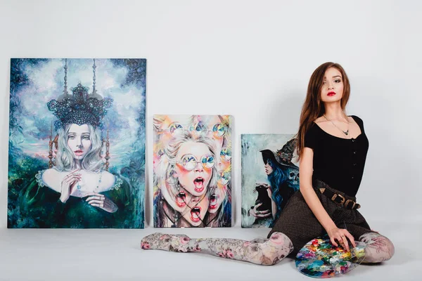 Artista femenina en Picture canvas sobre fondo blanco. Pintora con pinceles y paleta. Concepto de creación artística . — Foto de Stock