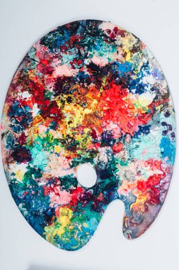 Sanatçılar palet boya ile lekeli. Beyaz bir arka plan üzerinde kimse