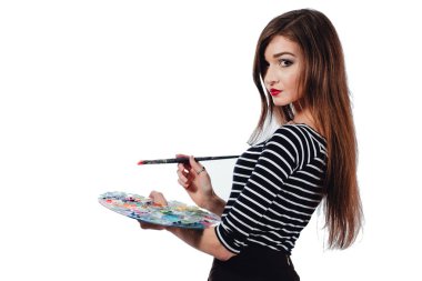 Bir paleti ve fırça süreç içinde tutarak sevimli güzel kız sanatçı ilham çizer. Beyaz arka plan, izole.