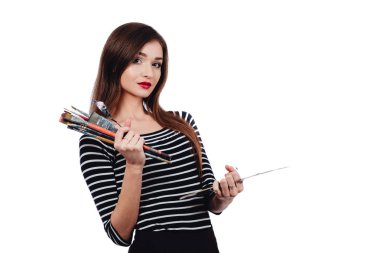 Bir paleti ve fırça süreç içinde tutarak sevimli güzel kız sanatçı ilham çizer. Beyaz arka plan, izole.