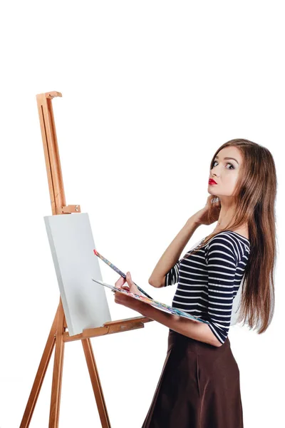 かわいい美少女アーティスト キャンバス イーゼルの絵を描きます。テキストのためのスペース。スタジオ白い背景、分離. — ストック写真