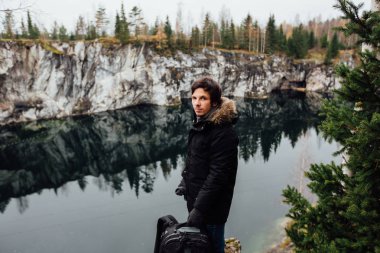 Adam güzel göl manzaralı hilltopl ve iyi havalarda Karelya tadını çıkarın. Kayaların etrafında.