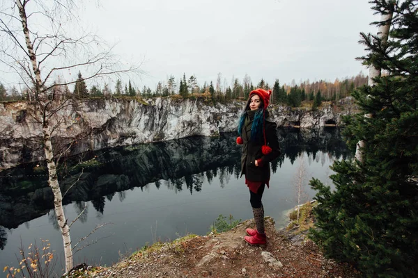 Pretty nice girl enjoy beautiful lake view from the hilltopl and good weather in Karelia. Around the rocks. — Stock Photo, Image